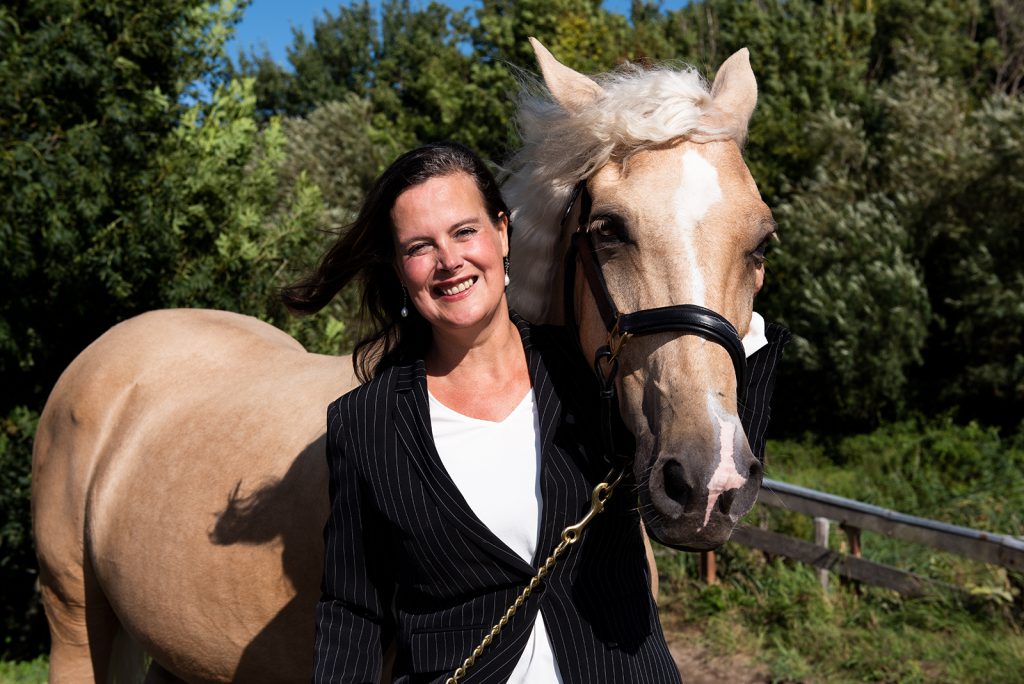 Marieke Jansen paardenrecht advocaat met paard Sultao